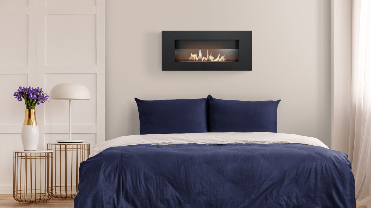 Biopejs model 905 kan bruges til både indbygning og til at hænge direkte på væggen i soveværelset.