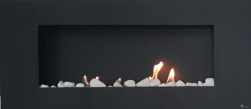 Biopejs med dekorative sten i.